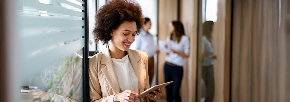 Módulo de pesquisa do Cloud4mobile exibindo interface de gestão e notificação no dispositivo.