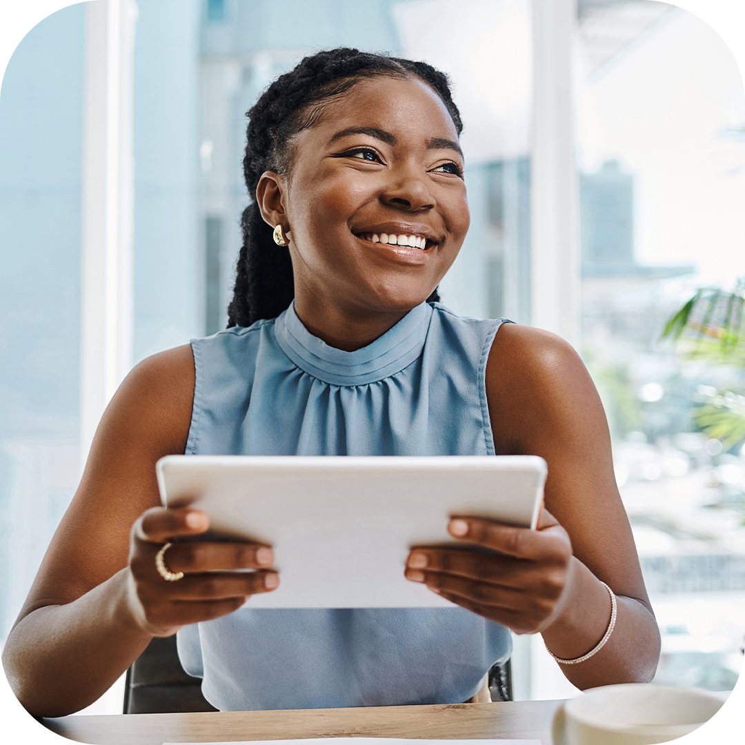 Profissional de TI segurando um tablet apresentando as tendências de EMM (Enterprise Mobility Management)